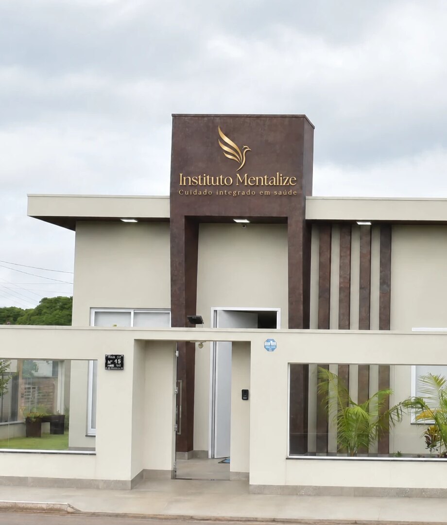 Fachada do Instituto Mentalize em Jataí, com o totem amadeirado e o logo em dourado